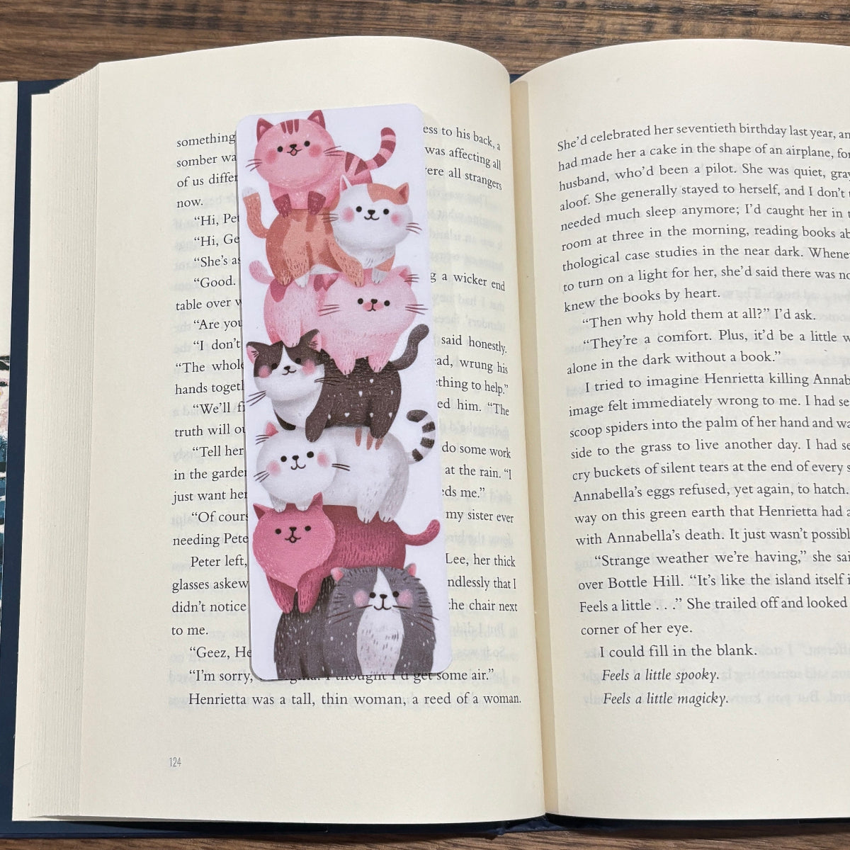 cats on bookmark